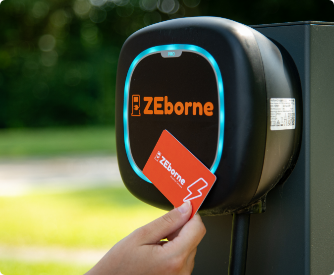 Badge ZEborne présenté devant une borne
